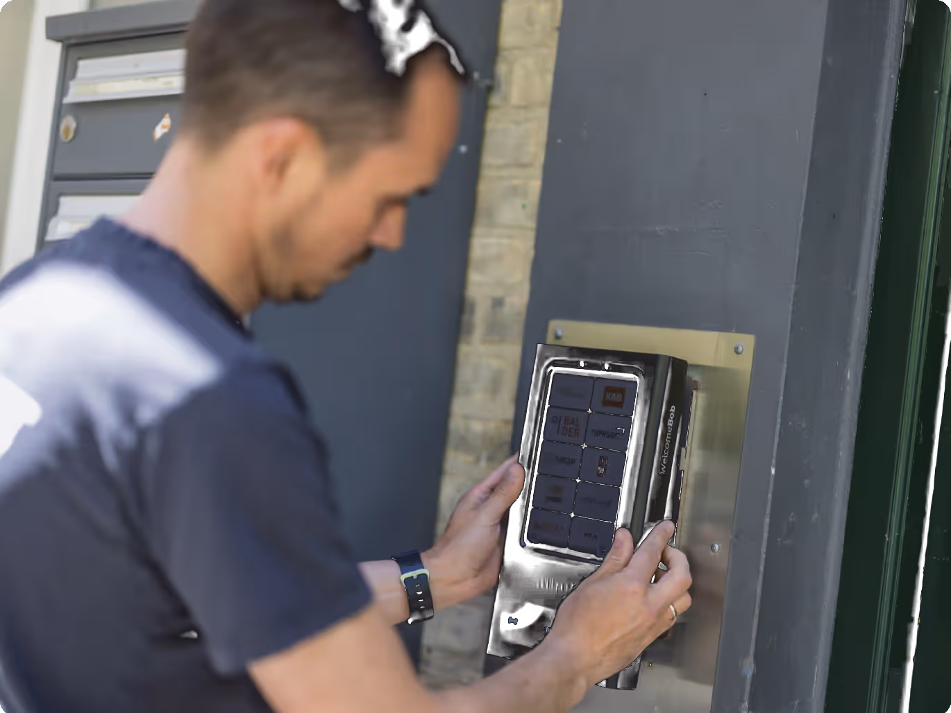Tekniker installerer WelcomeBob dørtelefon trådløst på facade