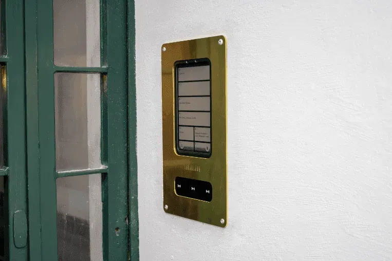 WelcomeBob custom planforsænket dørtelefon i messing på Anker Heegaards Gade i København